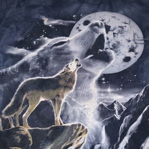 Vintage Wolf howling at the Moon Tee Shirt